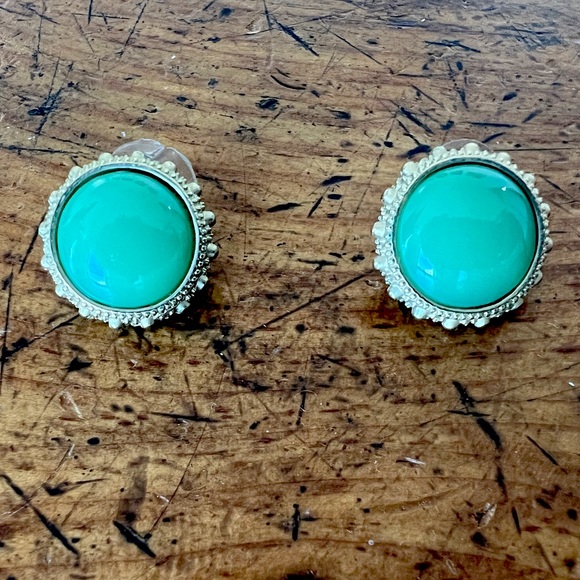 Gold studs - Picture 2 of 4